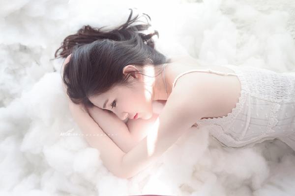 长发白衣清新气质美女写真照第二辑(6)(点击浏览下一张趣图)