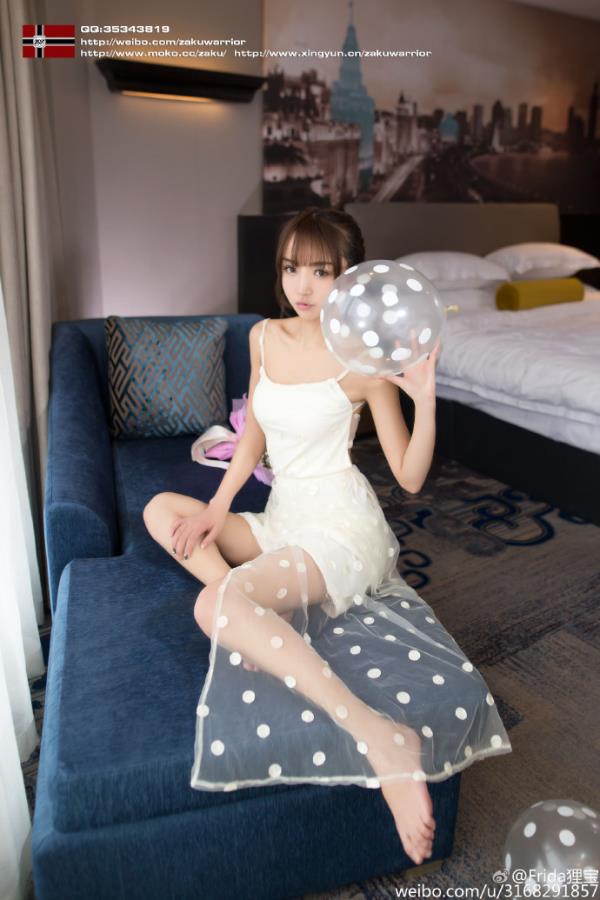 长发白衣清新气质美女写真照第一辑(点击浏览下一张趣图)