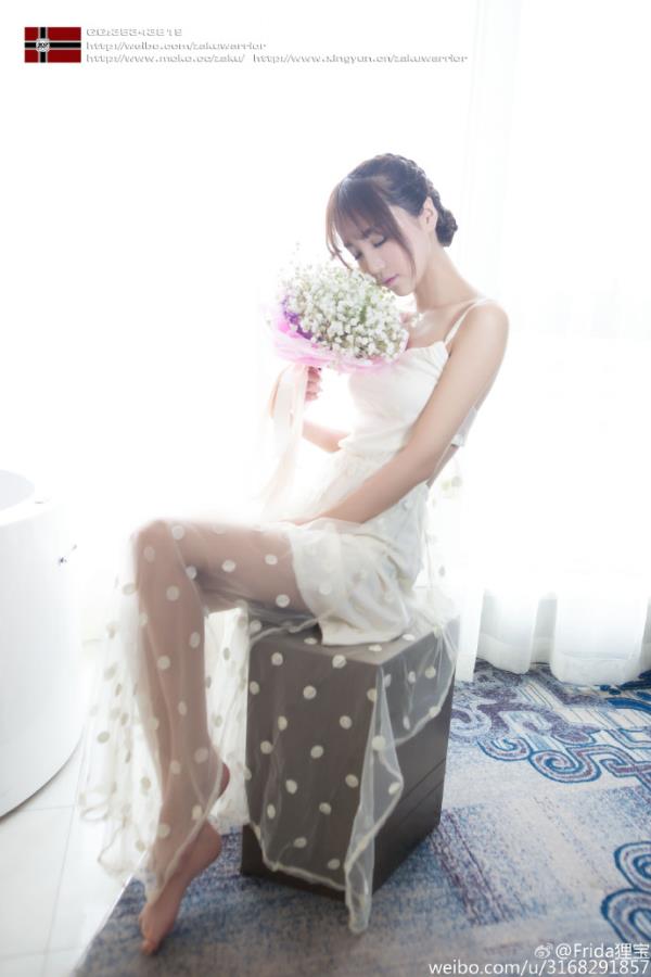 长发白衣清新气质美女写真照第一辑(2)(点击浏览下一张趣图)