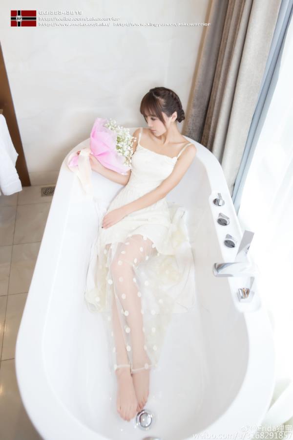 长发白衣清新气质美女写真照第一辑(3)(点击浏览下一张趣图)