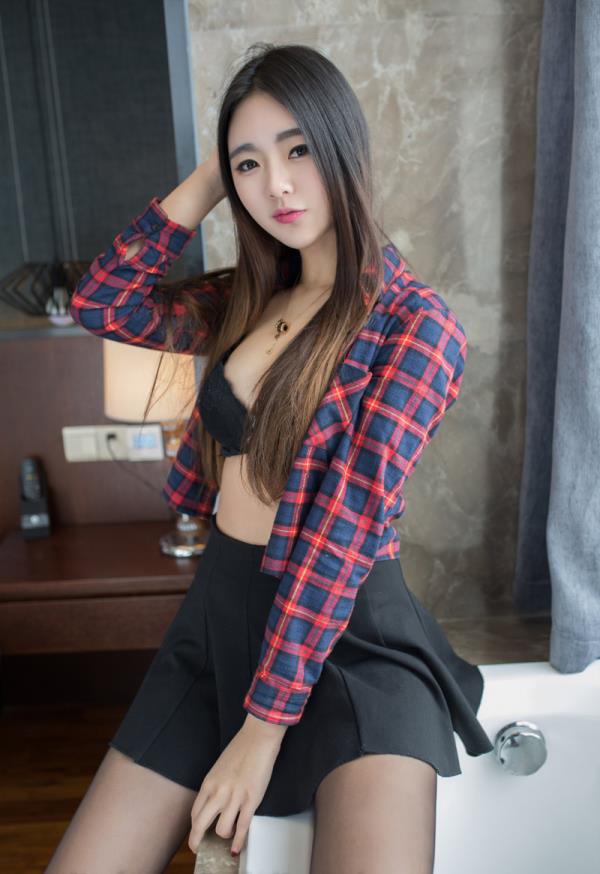 可乐Vicky甜心萝莉家居性感诱惑写真（一）(点击浏览下一张趣图)