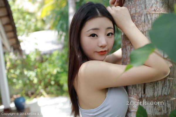 长发美女火辣热裤美腿翘臀性感写真(2)(点击浏览下一张趣图)