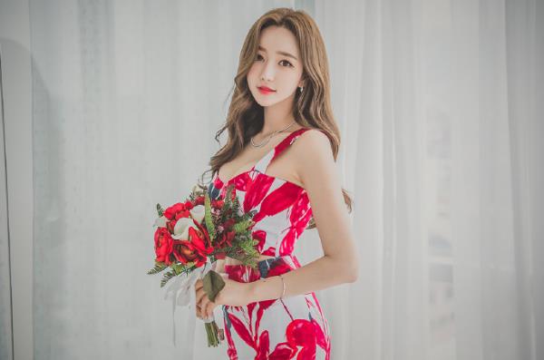 复古印花连衣裙性感OL美女写真第三辑(点击浏览下一张趣图)