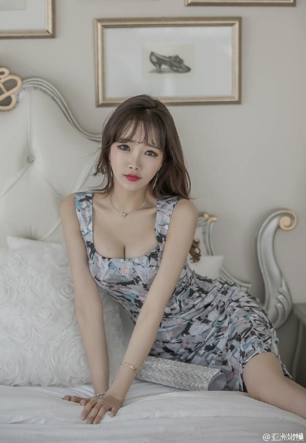 复古印花连衣裙性感OL美女写真第二辑(8)(点击浏览下一张趣图)