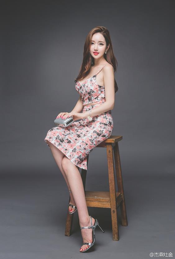 复古印花连衣裙性感OL美女写真第一辑(8)(点击浏览下一张趣图)