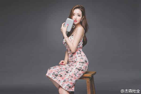 复古印花连衣裙性感OL美女写真第一辑(9)(点击浏览下一张趣图)