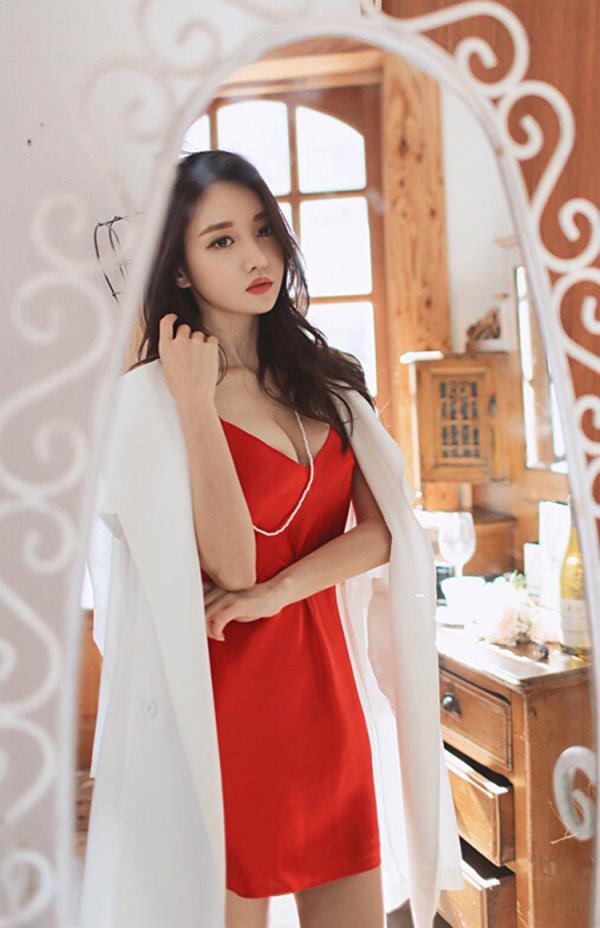 红色睡衣美女性感嫩白美腿诱惑写真(3)(点击浏览下一张趣图)