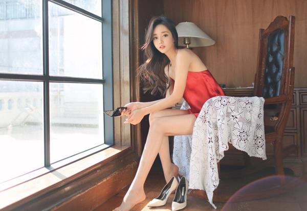 红色睡衣美女性感嫩白美腿诱惑写真(6)(点击浏览下一张趣图)
