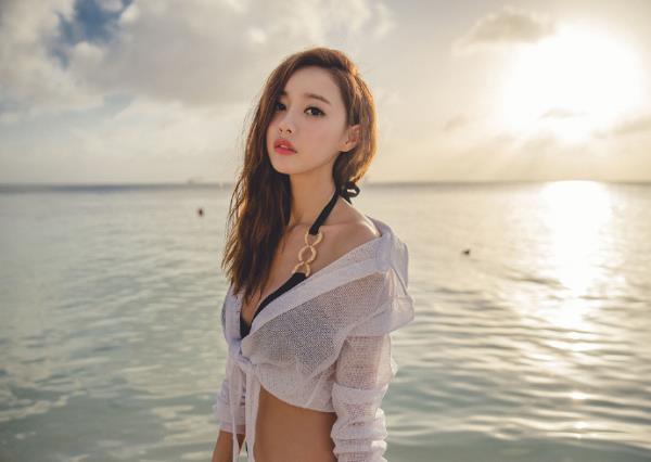 夕阳下的透视装性感比基尼美女写真(2)(点击浏览下一张趣图)