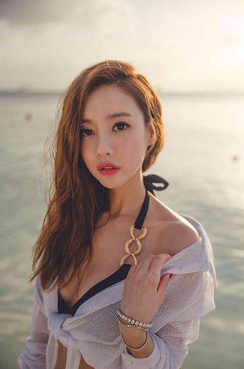 夕阳下的透视装性感比基尼美女写真(4)(点击浏览下一张趣图)