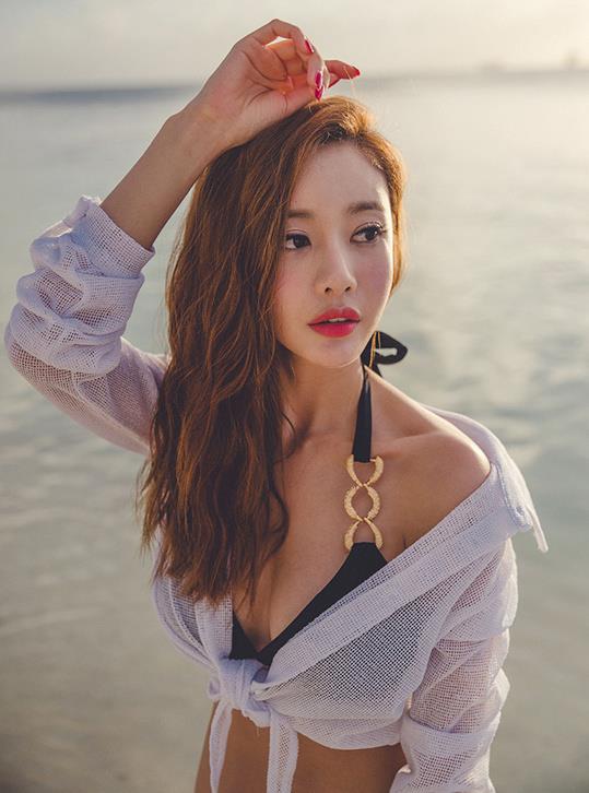 夕阳下的透视装性感比基尼美女写真(8)(点击浏览下一张趣图)