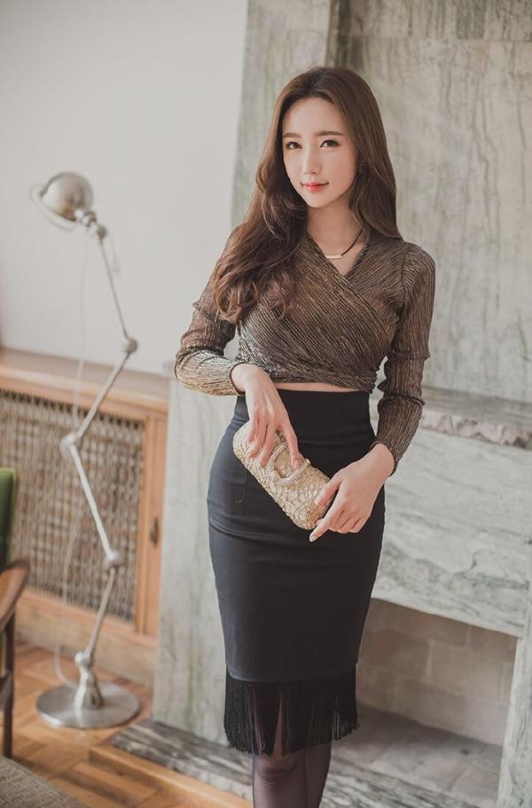 气质端庄的职业套裙性感美女诱惑图片(点击浏览下一张趣图)