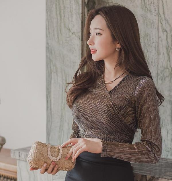气质端庄的职业套裙性感美女诱惑图片(5)(点击浏览下一张趣图)