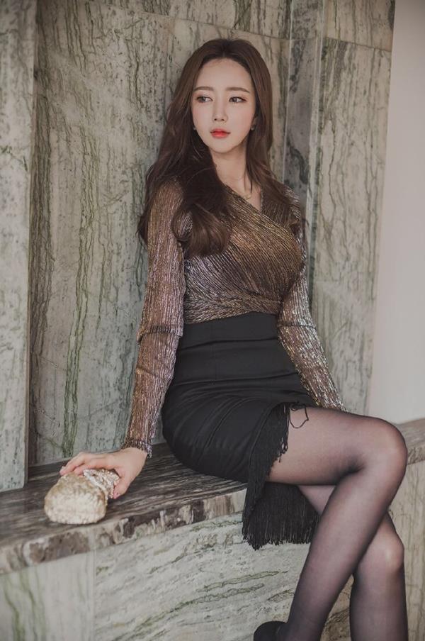 气质端庄的职业套裙性感美女诱惑图片(7)(点击浏览下一张趣图)