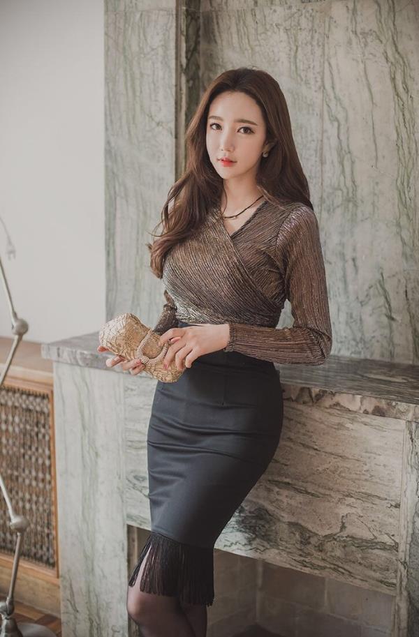 气质端庄的职业套裙性感美女诱惑图片(8)(点击浏览下一张趣图)
