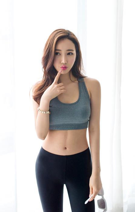 灰色运动背心性感气质美女喷鼻血写真(点击浏览下一张趣图)
