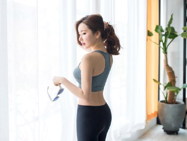 灰色运动背心性感气质美女喷鼻血写真(3)(点击浏览下一张趣图)