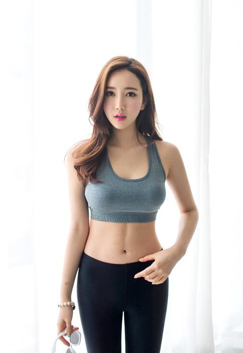 灰色运动背心性感气质美女喷鼻血写真(4)(点击浏览下一张趣图)