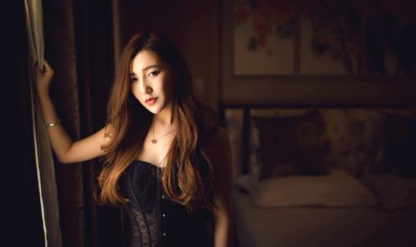 非主流个性美女大尺度半乳诱惑写真照(点击浏览下一张趣图)