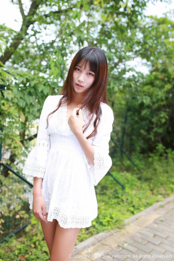 美女模特连衣裙下白皙美腿性感写真(2)(点击浏览下一张趣图)