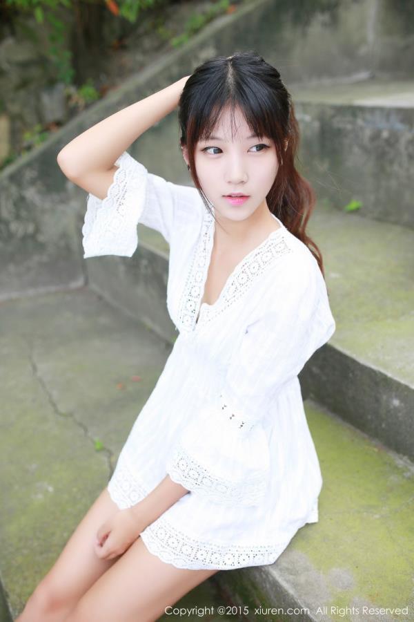 美女模特连衣裙下白皙美腿性感写真(4)(点击浏览下一张趣图)