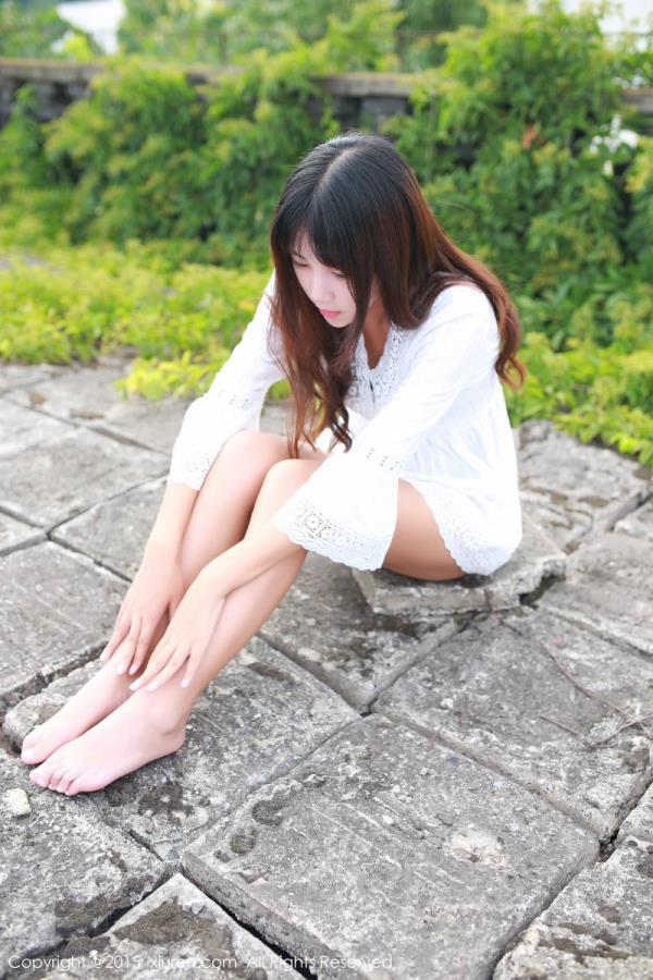 美女模特连衣裙下白皙美腿性感写真(5)(点击浏览下一张趣图)