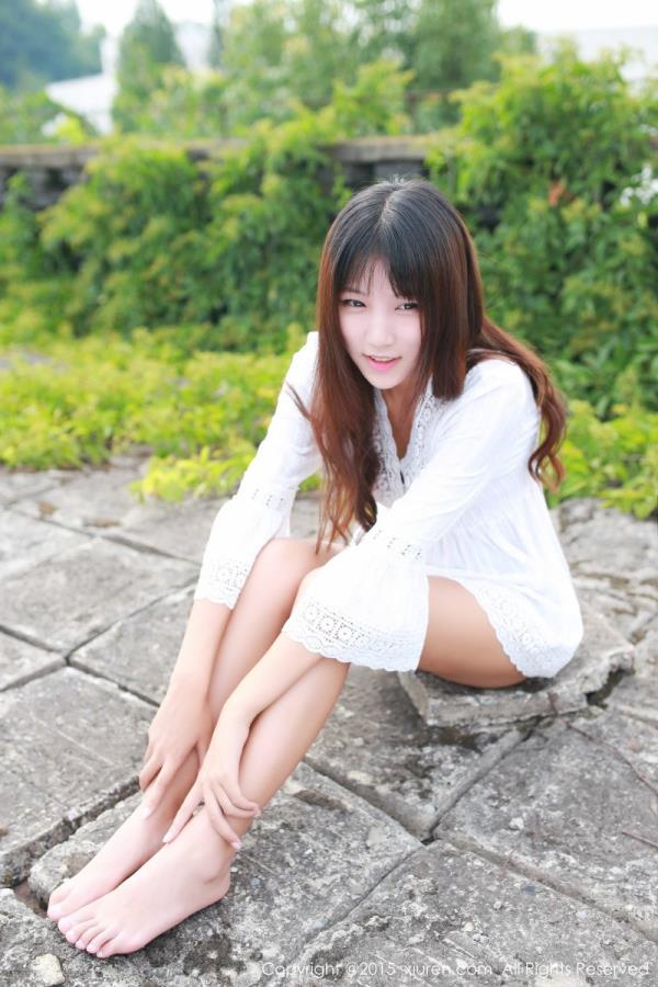美女模特连衣裙下白皙美腿性感写真(8)(点击浏览下一张趣图)