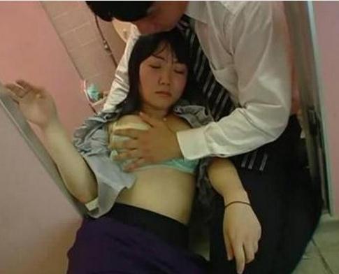 女乘客掏出胯下猥琐图:男子用下体蹭女性视频(4)(点击浏览下一张趣图)