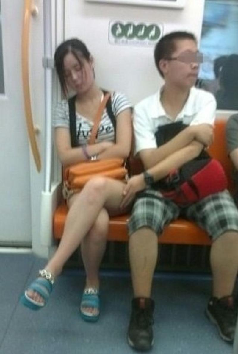 女乘客掏出胯下猥琐图:男子用下体蹭女性视频(9)(点击浏览下一张趣图)