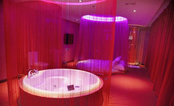 情趣宾馆房间图片大全:情侣酒店水床玩法(7)(点击浏览下一张趣图)