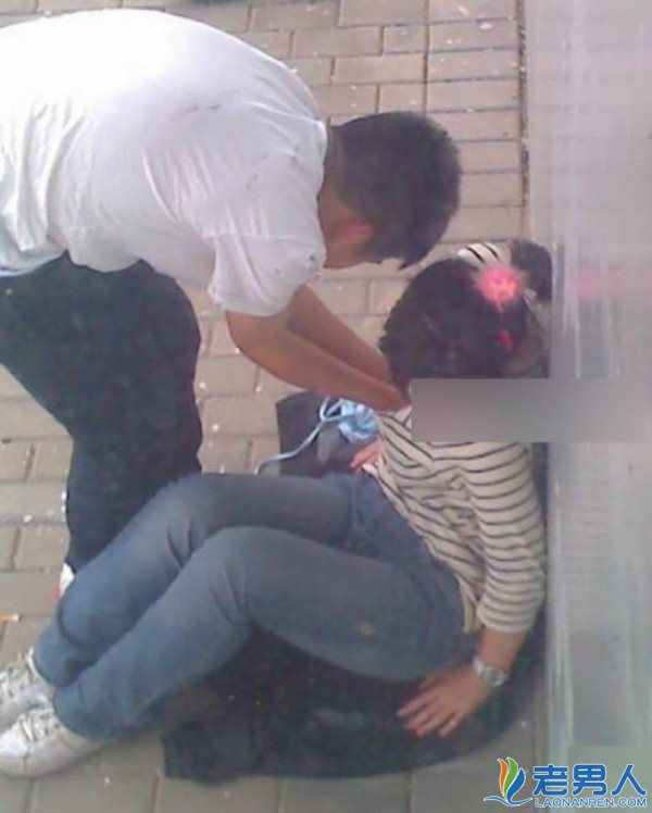 拍客情侣不雅视频图片:情侣不雅行为照片大全(4)(点击浏览下一张趣图)