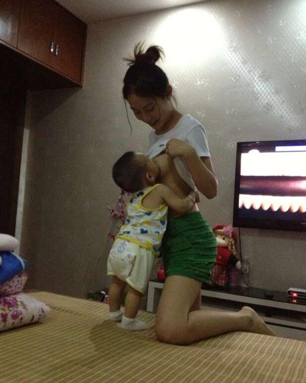 爸爸无意间看到我的胸:爸爸看我喂奶图(点击浏览下一张趣图)