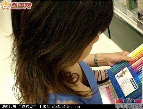 领口大弯腰图:从领口看胸部h文,宽松衣服领口春光图(点击浏览下一张趣图)