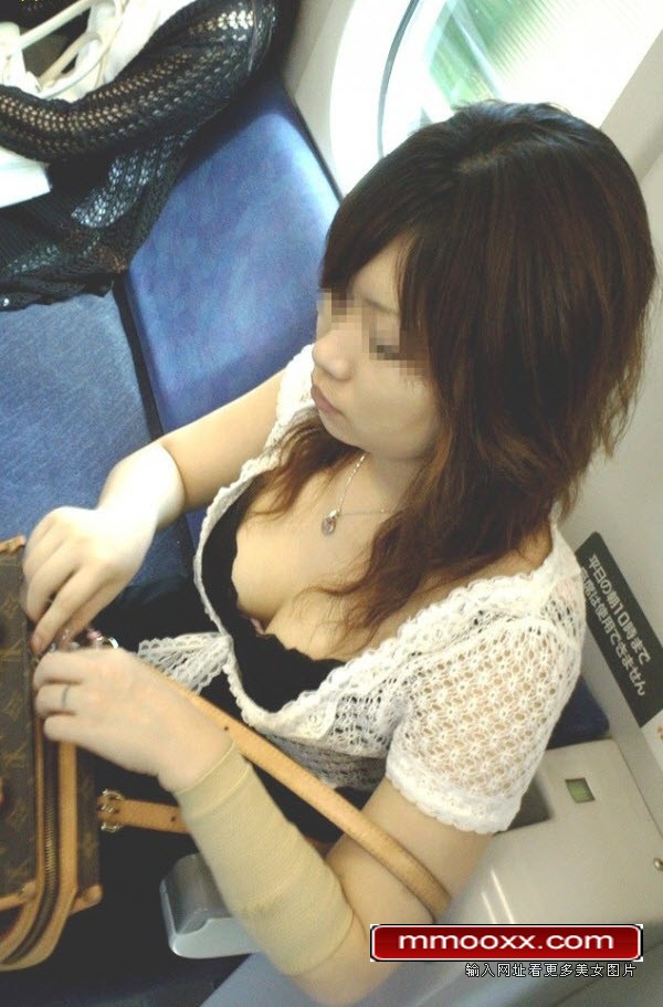 领口大弯腰图:从领口看胸部h文,宽松衣服领口春光图(9)(点击浏览下一张趣图)