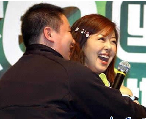 女明星被非礼瞬间图:女星当众脱内衣内裤(5)(点击浏览下一张趣图)
