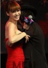 女明星被非礼瞬间图:女星当众脱内衣内裤(7)(点击浏览下一张趣图)