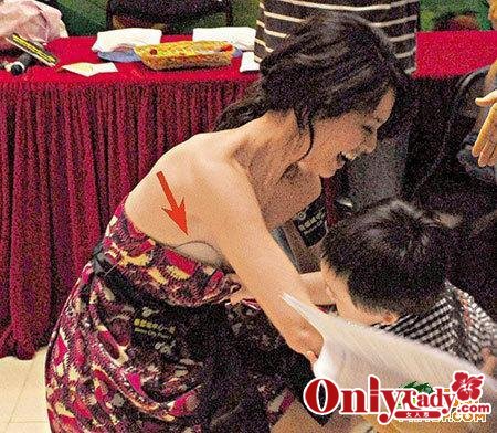 女明星被非礼瞬间图:女星当众脱内衣内裤(8)(点击浏览下一张趣图)
