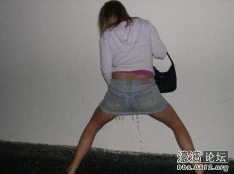 实拍女子大小便:女子当街拉屎图片 尿急图片欣赏(9)(点击浏览下一张趣图)