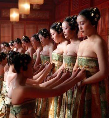 慈禧吃人奶照片:慈禧折磨宫女(3)(点击浏览下一张趣图)