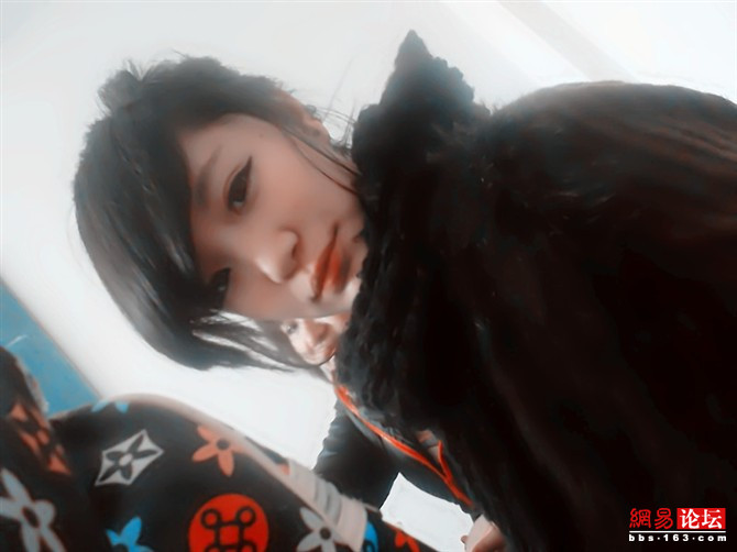 女司机穿裙子走光图片:短裙女司机下车(3)(点击浏览下一张趣图)