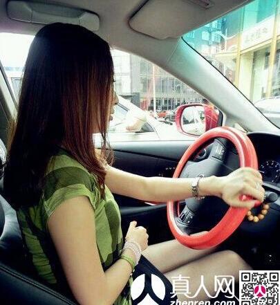 女司机穿裙子走光图片:短裙女司机下车(6)(点击浏览下一张趣图)