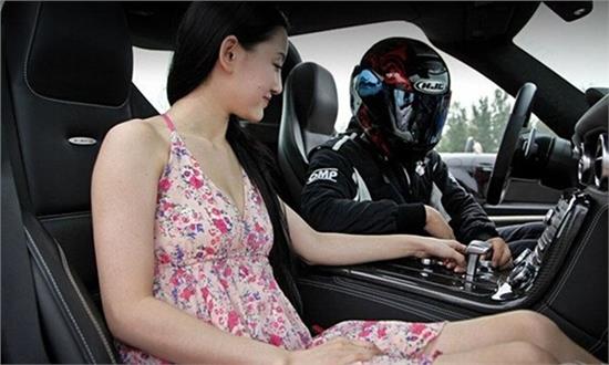 女司机穿裙子走光图片:短裙女司机下车(7)(点击浏览下一张趣图)