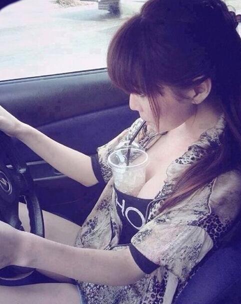 女司机穿裙子走光图片:短裙女司机下车(10)(点击浏览下一张趣图)