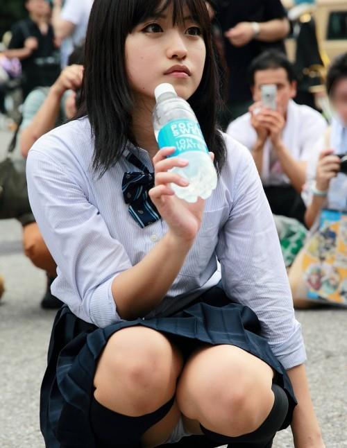 桌子底下美好风光图片:穿裙子不喜欢穿内裤(7)(点击浏览下一张趣图)