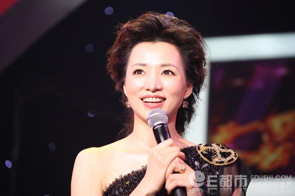 董卿春晚内裤什么颜色:董卿主持春晚时的内裤(点击浏览下一张趣图)