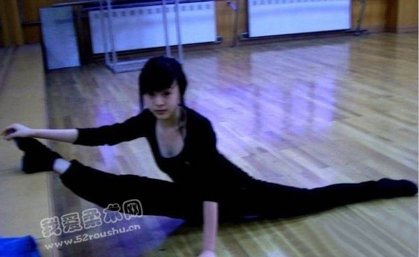 宝贝一字马露底视频:女生一字马会暴露吗(点击浏览下一张趣图)