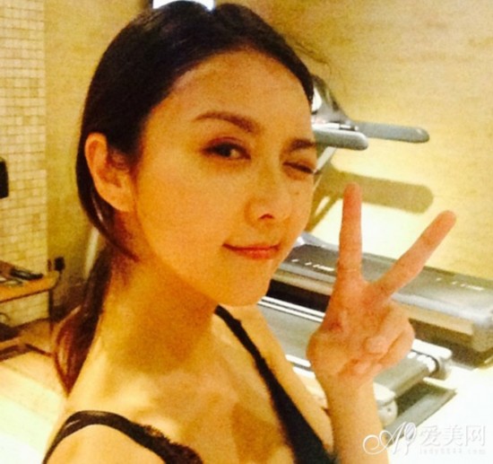 杨颖的运动裤:杨颖被黄晓明卧床强吻(点击浏览下一张趣图)