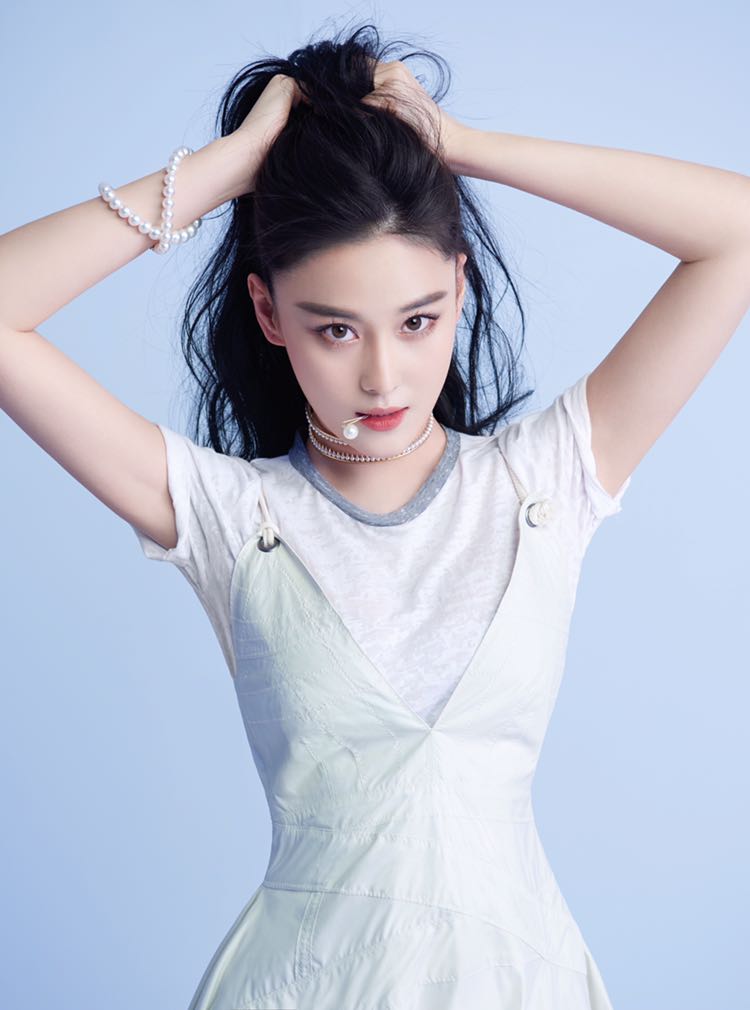 张馨予跪地吃香蕉图片:张馨予三男一女,张馨予开的照片(点击浏览下一张趣图)