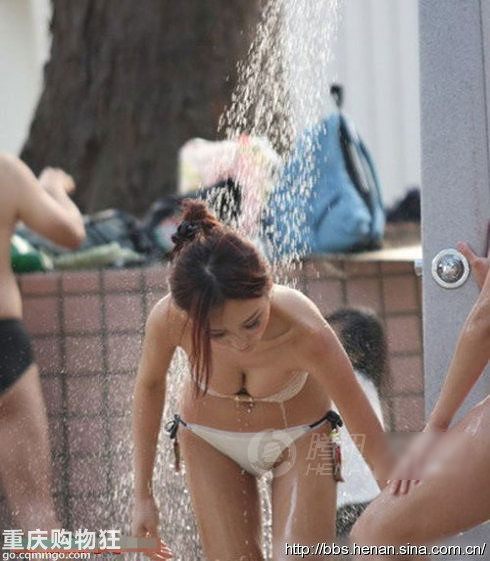 最开放的女澡堂子:洗澡被暗拍,女人澡堂洗澡(点击浏览下一张趣图)