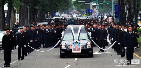 乔四爷的故事葬礼视频 :乔四爷出殡车队(2)(点击浏览下一张趣图)